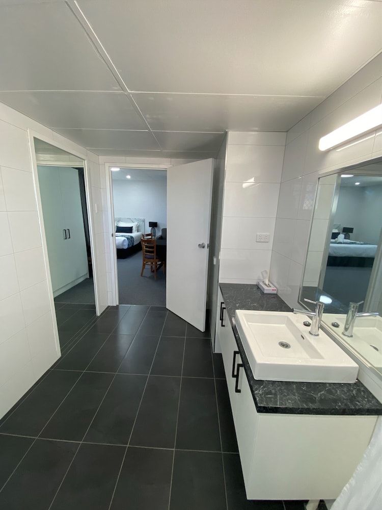 Hilltop Motel Two Bedroom Apartment 6