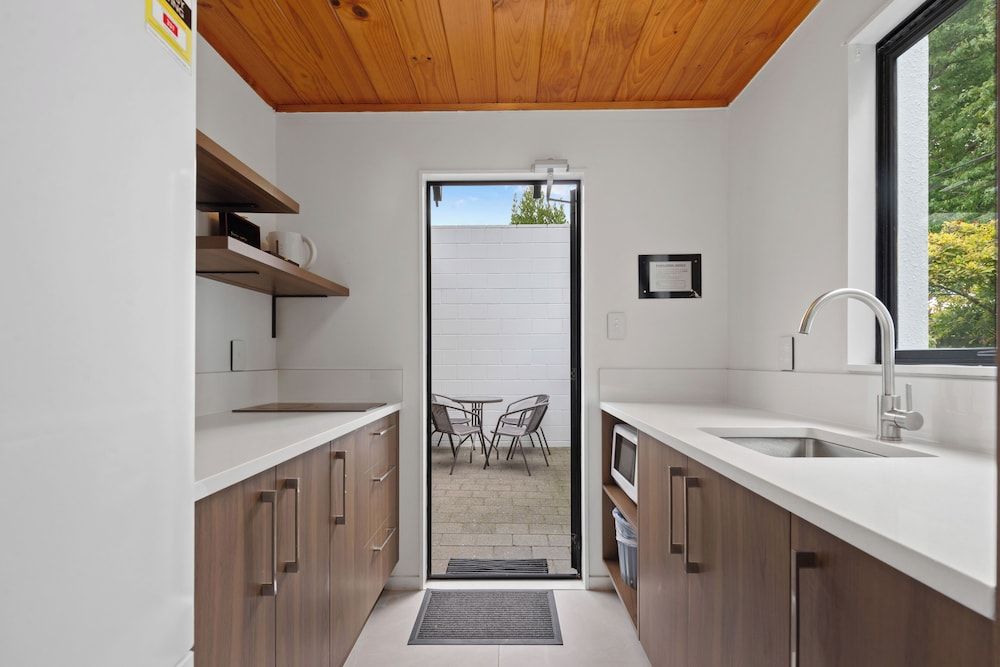 Wylie Court Premium Two Bedroom Apartment with Spa Pool 4