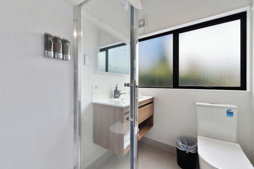 Wylie Court Two Bedroom Apartment with Spa Pool 5