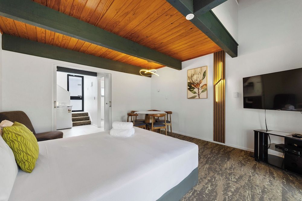 Wylie Court Executive Apartment with Spa Pool 2