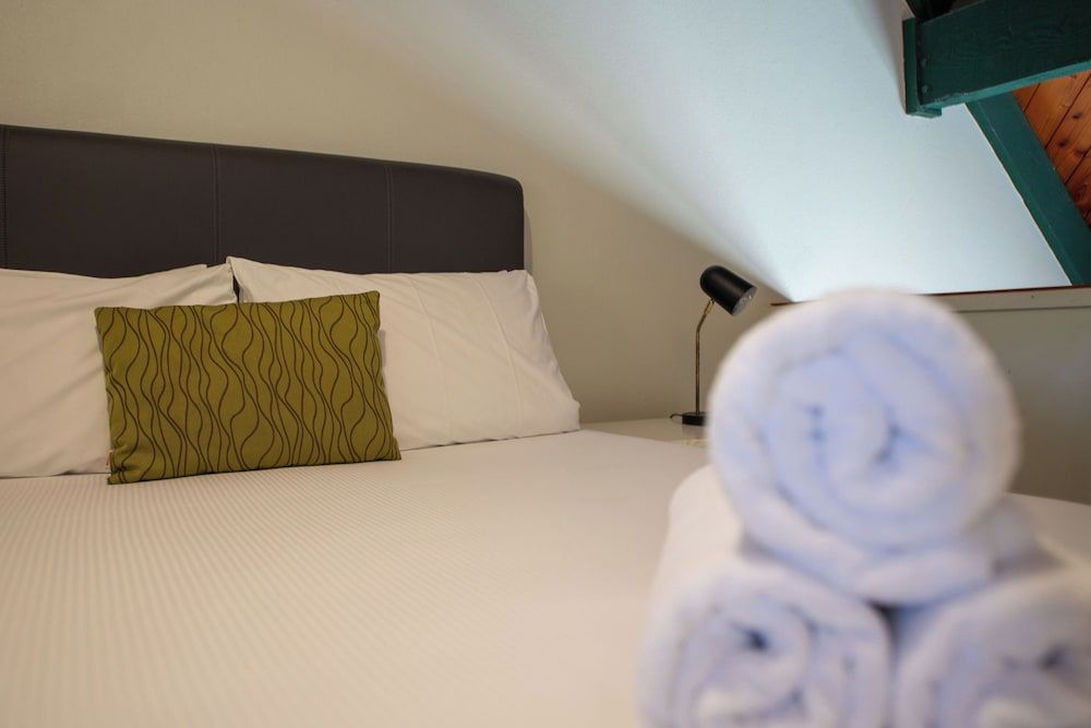 Wylie Court Twin Apartment with Spa Pool