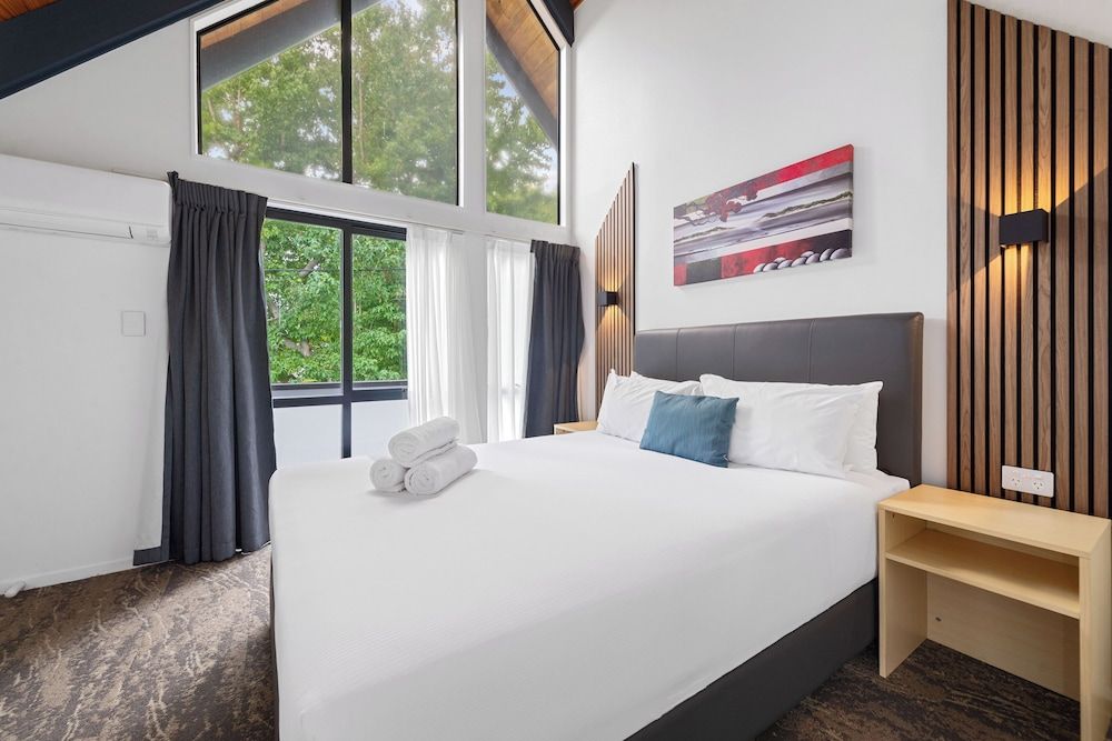 Wylie Court Premium Two Bedroom Apartment with Spa Pool 2