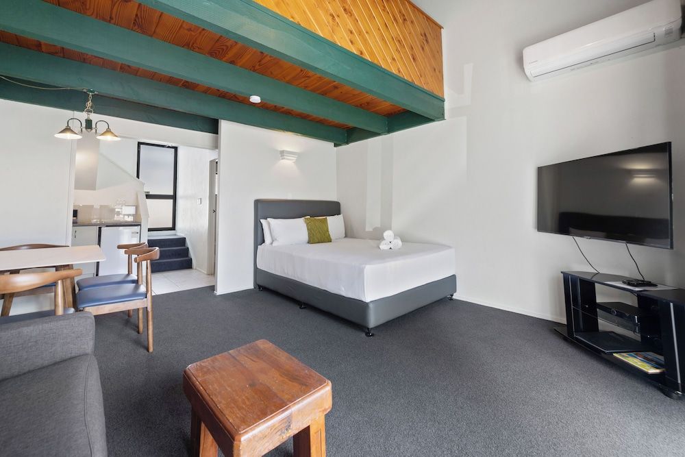 Wylie Court Twin Apartment with Spa Pool 2