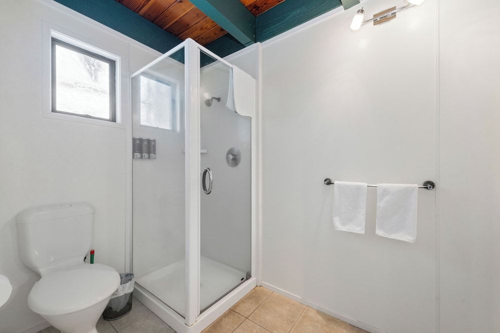 Wylie Court Twin Apartment with Spa Pool 8