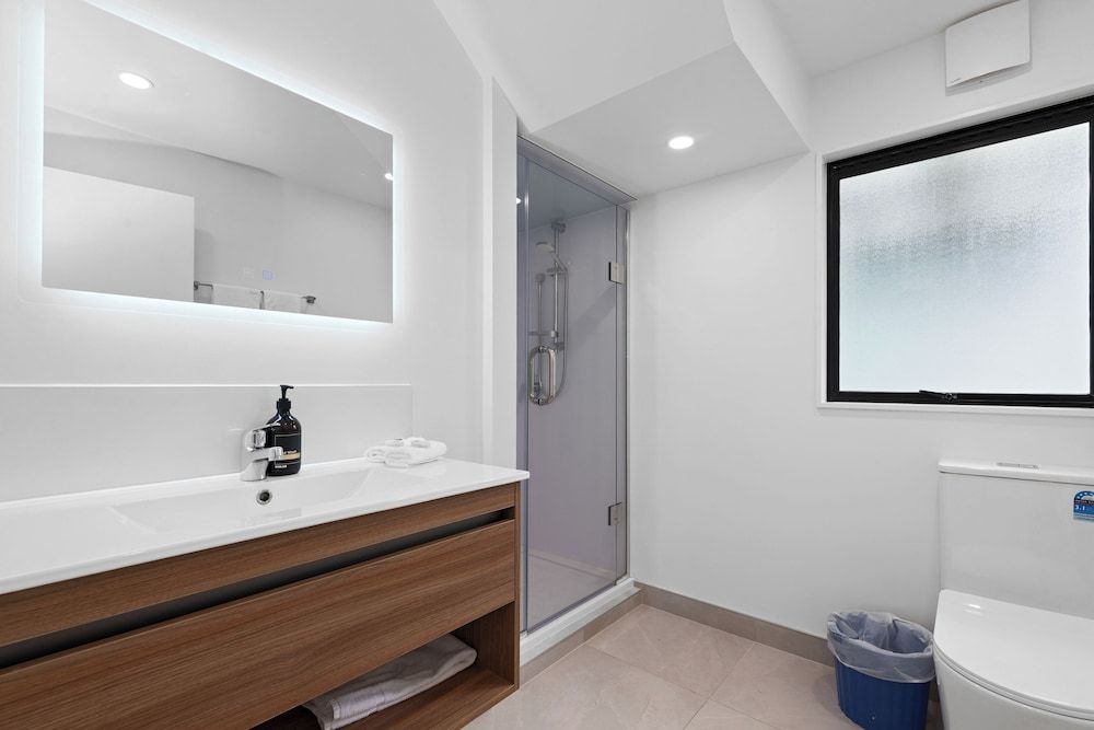 Wylie Court Premium Two Bedroom Apartment with Spa Pool 5