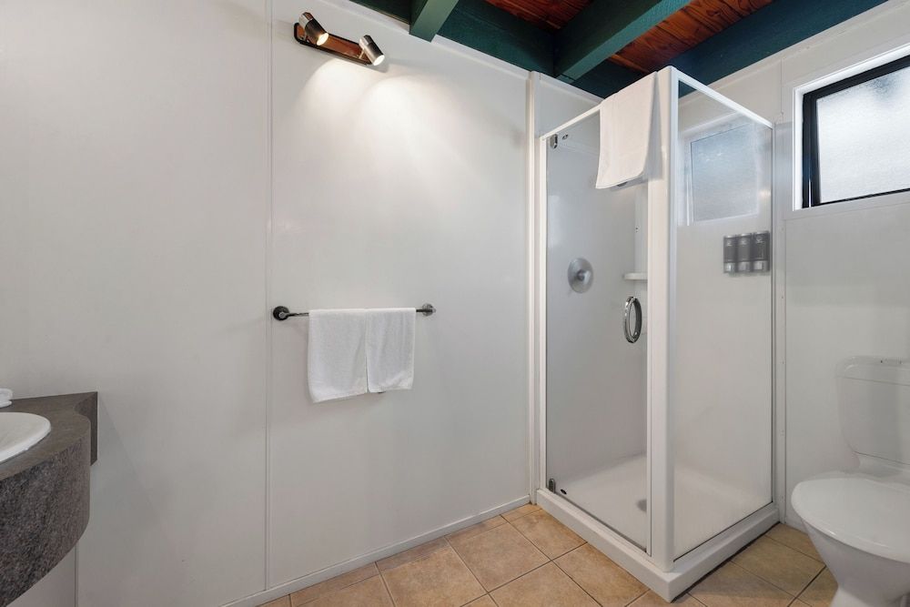 Wylie Court Twin Apartment with Spa Pool 9