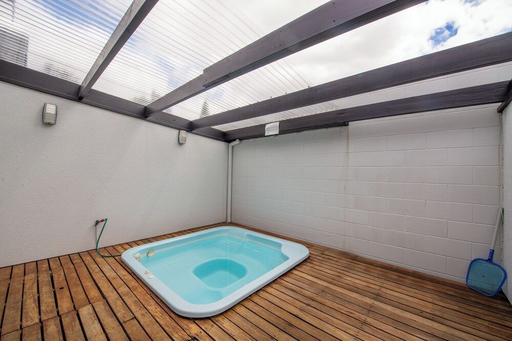 Wylie Court Executive Apartment with Spa Pool 12