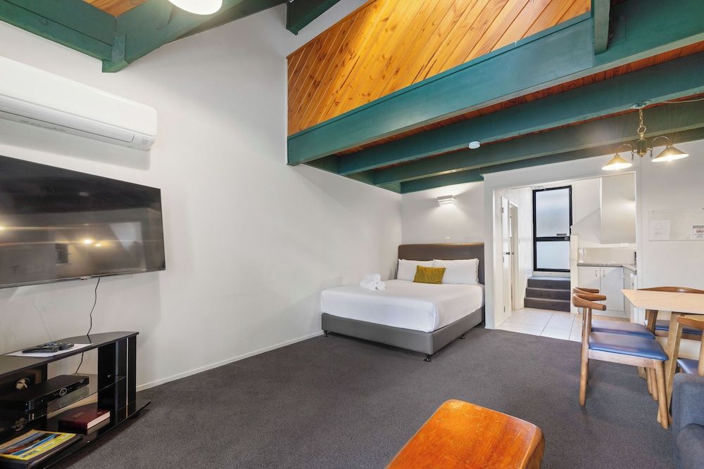 Wylie Court Twin Apartment with Spa Pool 4