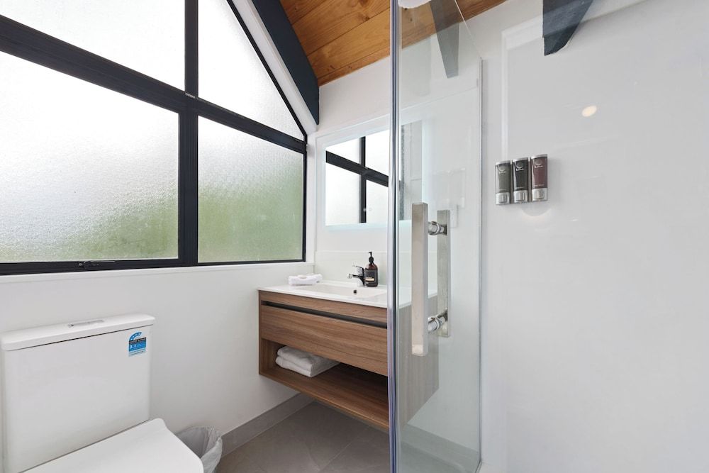 Wylie Court Premium Two Bedroom Apartment with Spa Pool 6