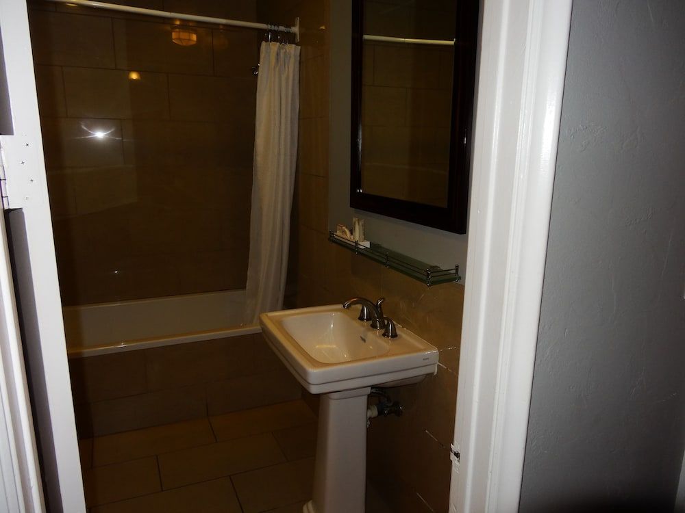 Balboa Inn, On the Beach Suite, 1 King Bed with Sofa bed, Courtyard Area 3