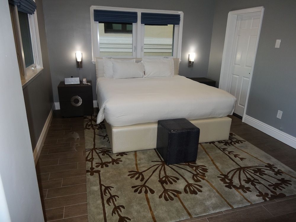 Balboa Inn, On the Beach Deluxe Room