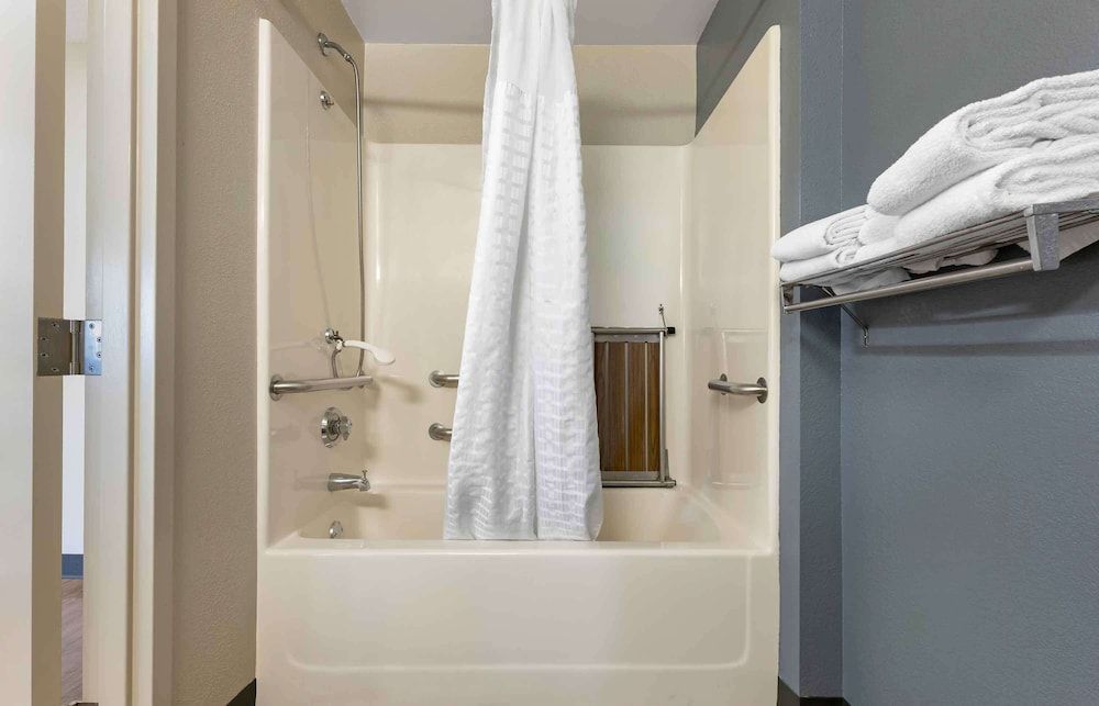 Extended Stay America Select Suites Chicago Hanover Park Studio, 1 Queen Bed, Accessible, Non Smoking 4