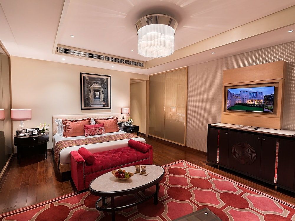 Presidential Suite with Breakfast, Two Way Airport Transfers, Evening Cocktail Hours & High-Tea
