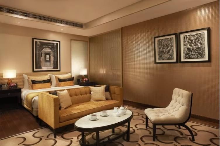 Luxury Room Runway View King Bed with Bathtub