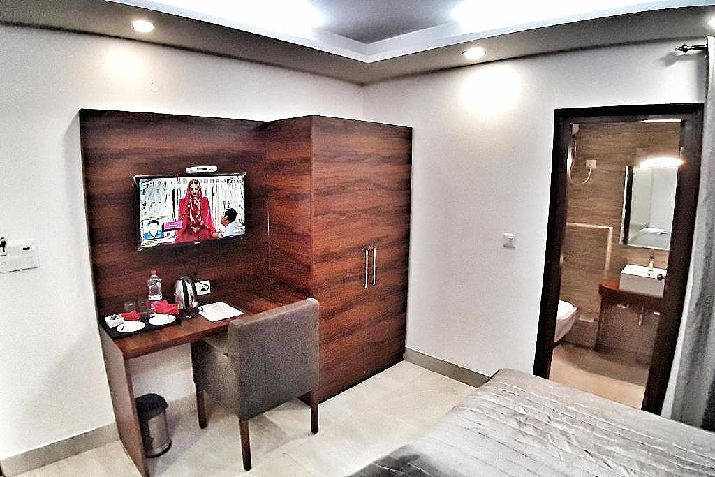 Hotel Aerocity Purple Orchid Superior Double Room 10