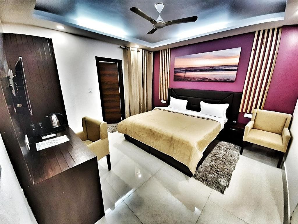 Hotel Aerocity Purple Orchid Superior Double Room 6