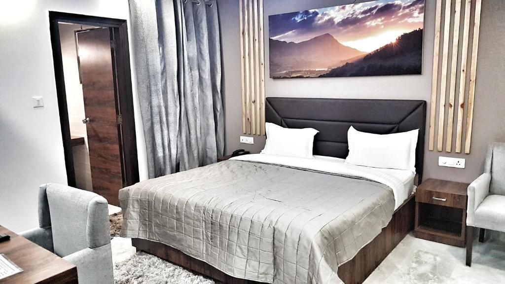 Hotel Aerocity Purple Orchid Superior Double Room 7