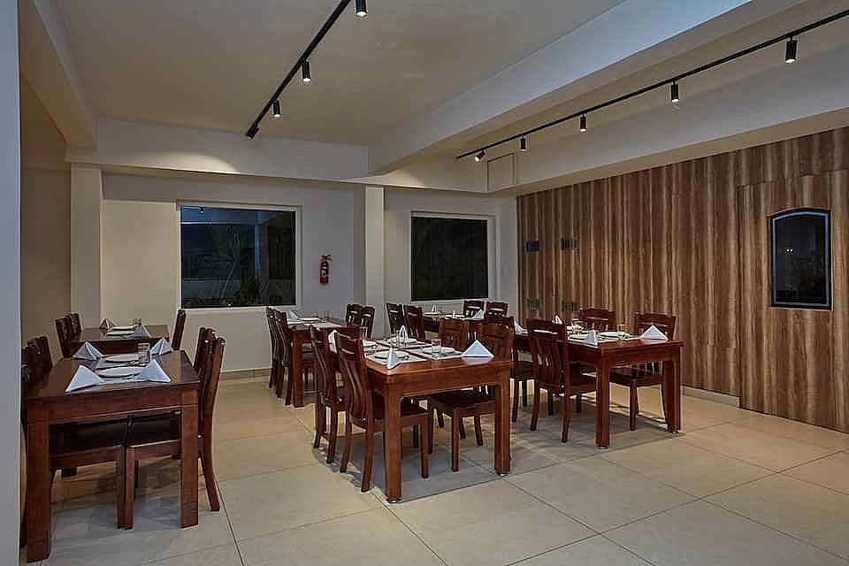 undefined The Continentti Whitefield 5