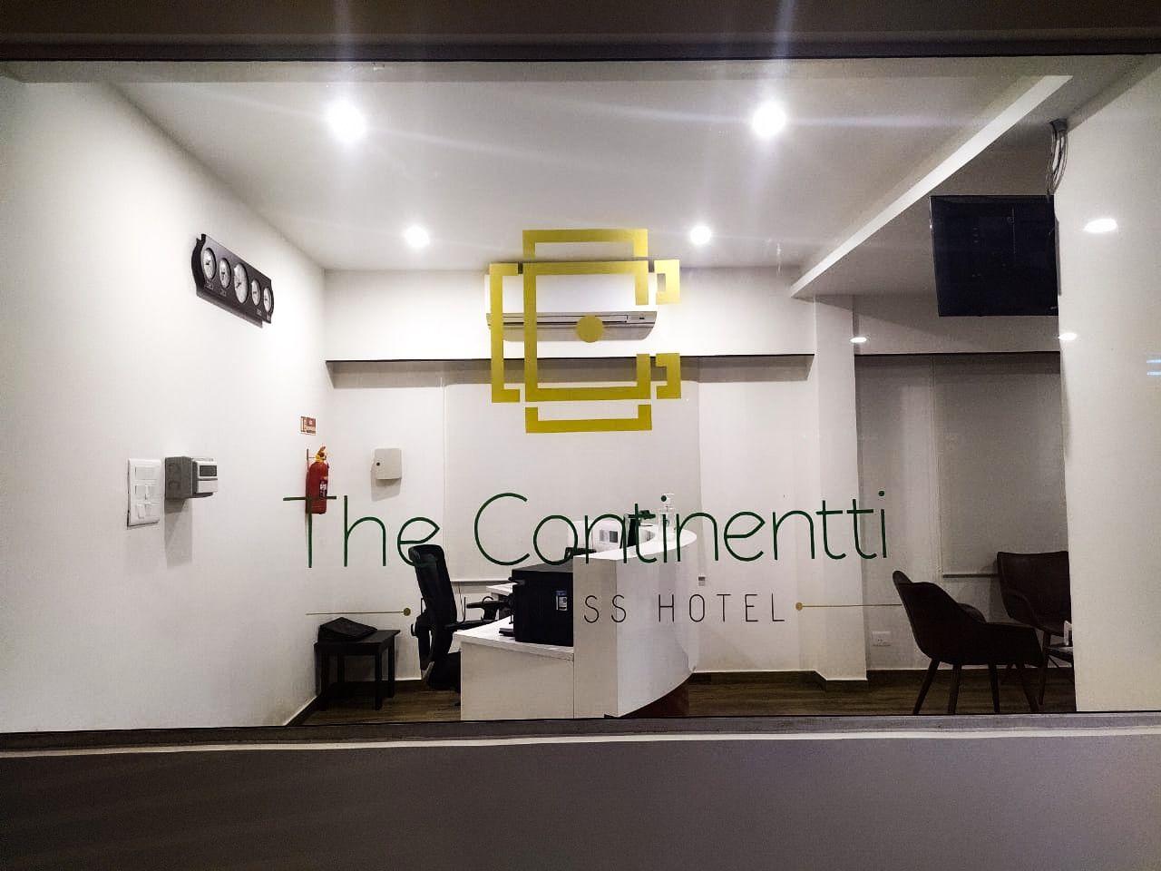undefined The Continentti Whitefield 8