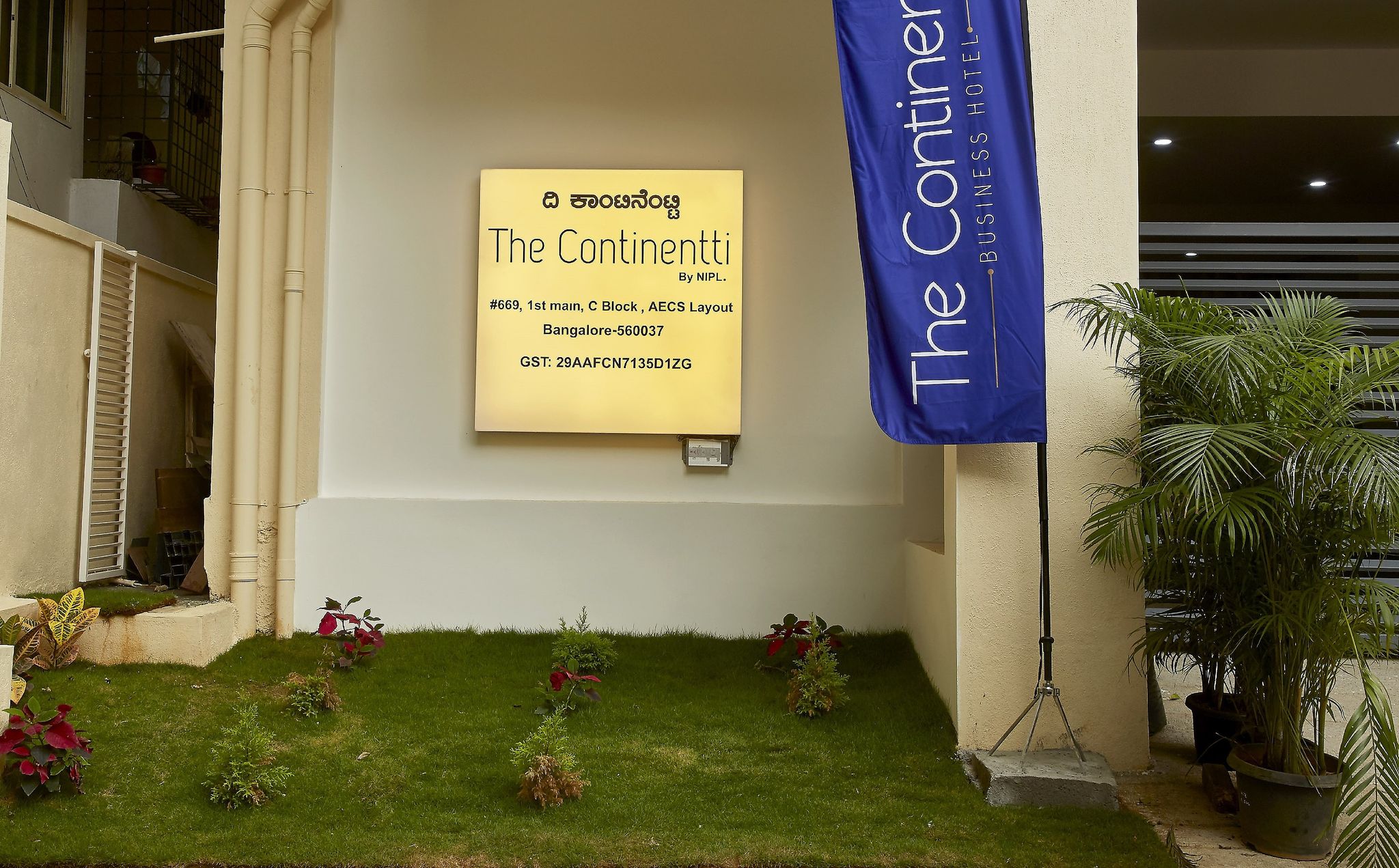 undefined The Continentti Whitefield 9