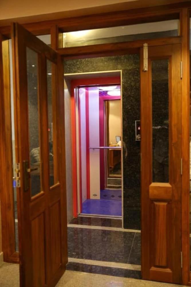 undefined Le Holiday Inn 4