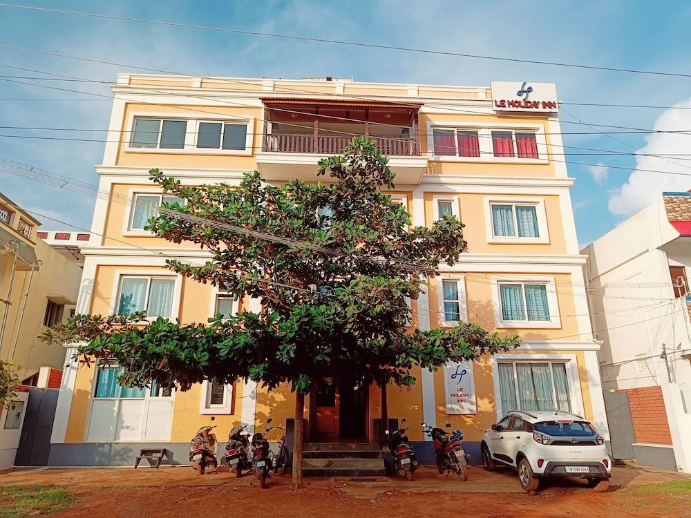 undefined Le Holiday Inn 9