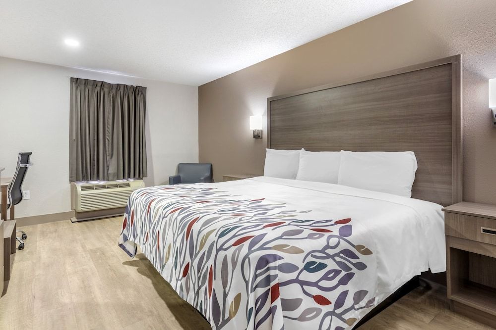 Red Roof Inn & Suites Newport News Deluxe Room, 1 King Bed, Accessible, Non Smoking 4