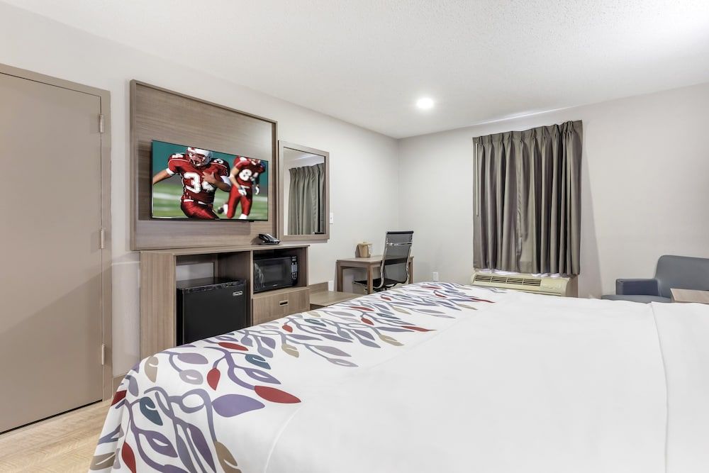 Red Roof Inn & Suites Newport News Deluxe Room, 1 King Bed, Accessible, Non Smoking