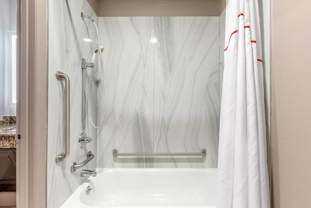 Red Roof Inn & Suites Newport News Deluxe Room, 1 King Bed, Accessible, Non Smoking 6