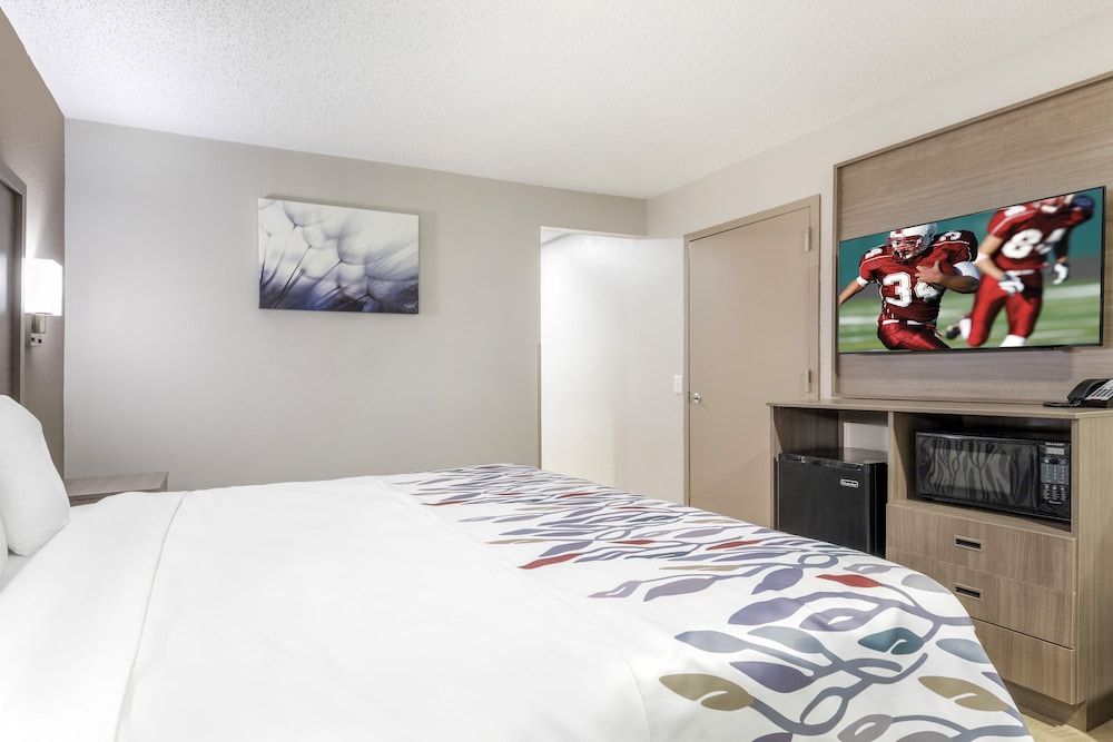 Red Roof Inn & Suites Newport News Deluxe Room, 1 King Bed, Accessible, Non Smoking 2