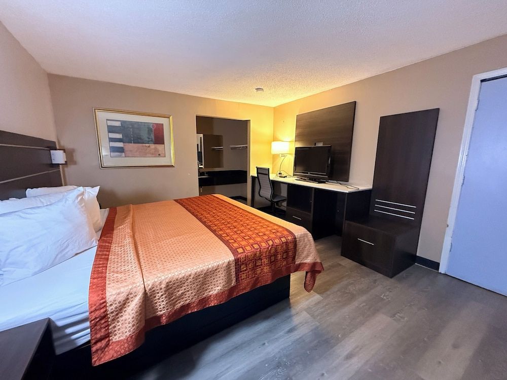 Residential Suites Blue Springs by Hotel O I 70 Room, 1 King Bed, Non Smoking 4