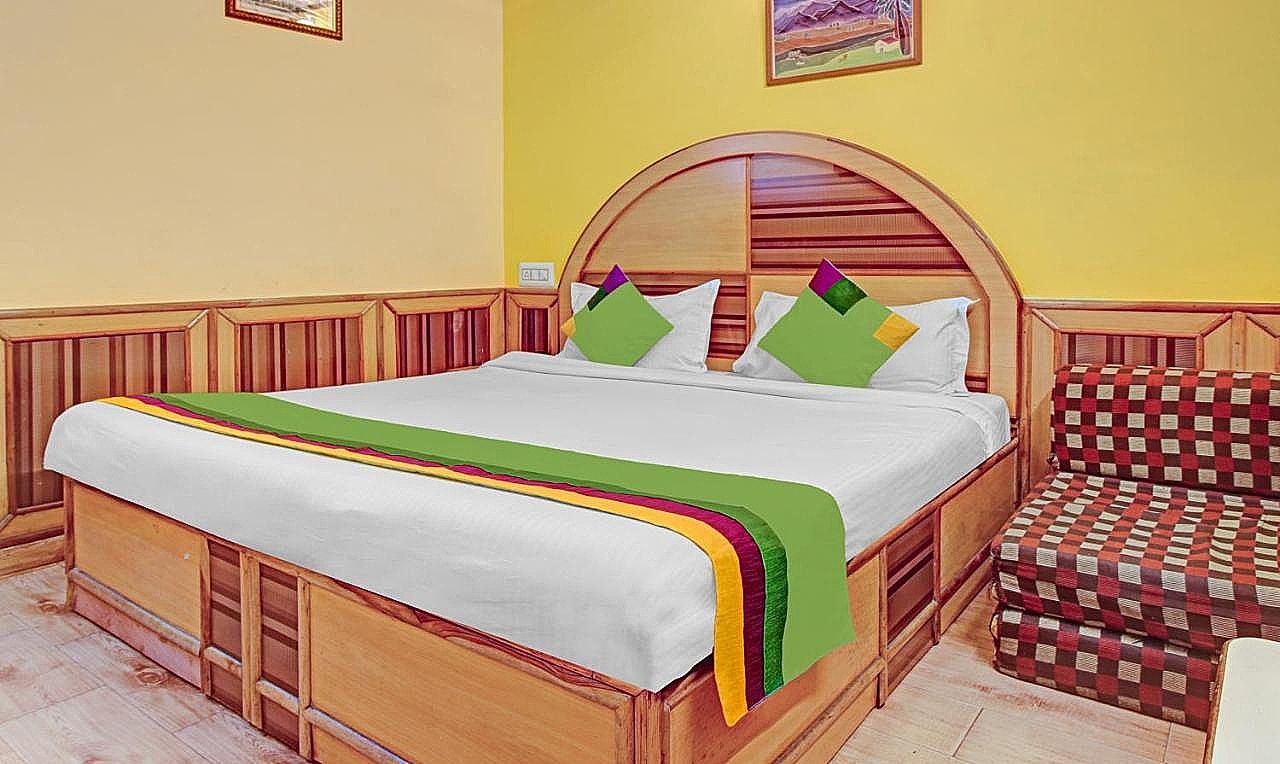 Treebo Greenland, Mall Road Deluxe Double Room 5