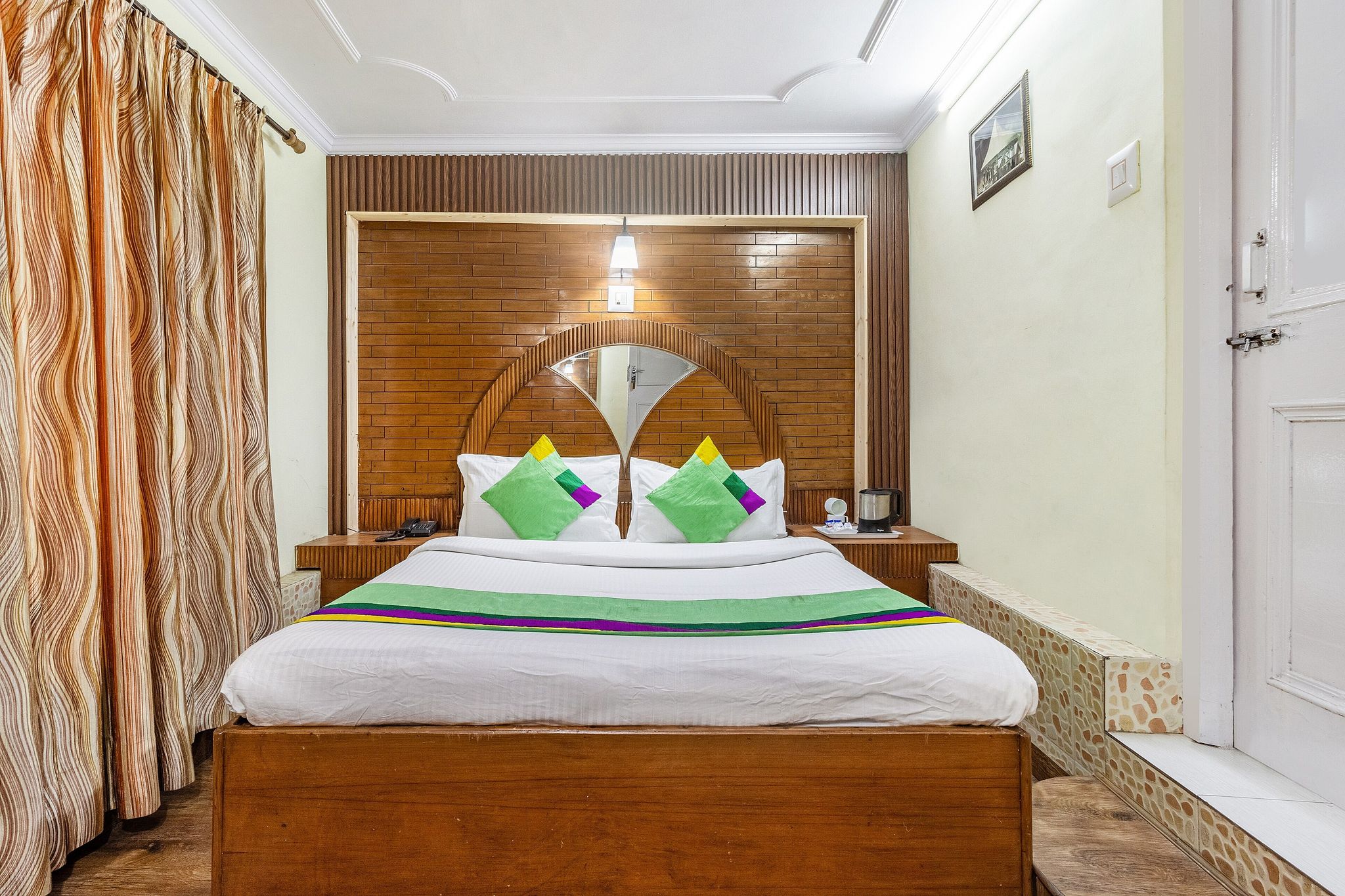 Treebo Greenland, Mall Road Deluxe Double Room 2