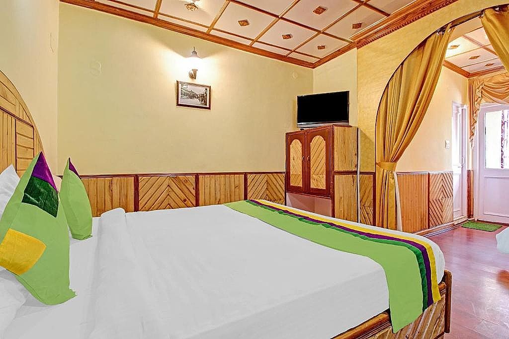 Treebo Greenland, Mall Road Deluxe Double Room 3