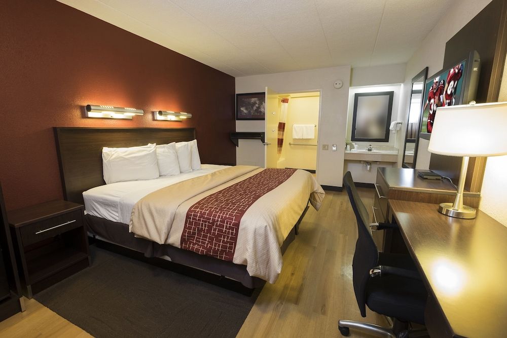 Red Roof Inn Benton Harbor - St Joseph Superior Room, 1 King Bed (Smoke Free) 4