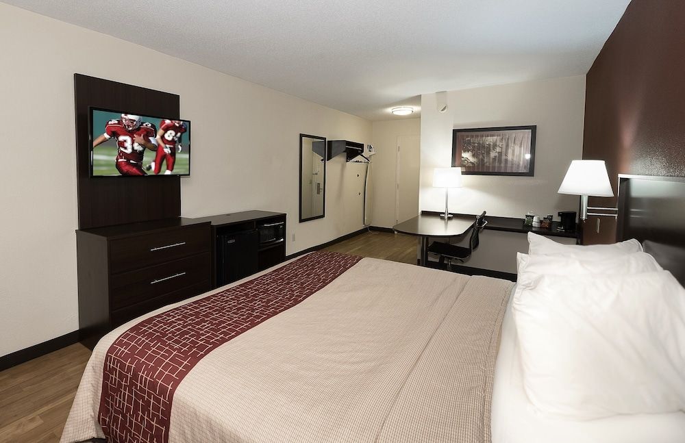Red Roof Inn Toledo - Maumee Superior Room, 1 King Bed, Non Smoking (First Floor)