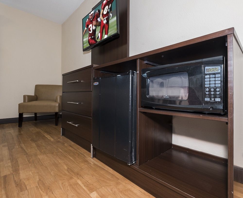 Red Roof Inn Toledo - Maumee Superior Room, 1 King Bed, Non Smoking (First Floor) 5