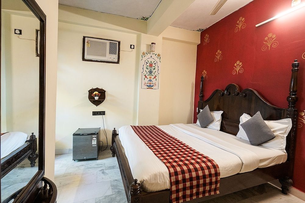 The Lake View Hotel- On Lake Pichola Superior Jharokha Room 5