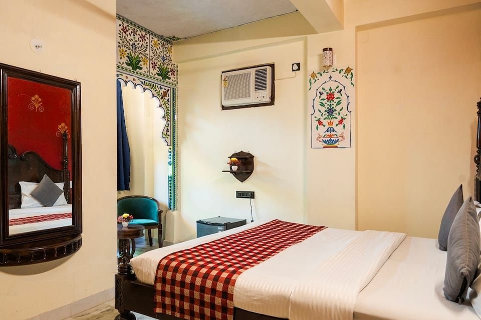 The Lake View Hotel- On Lake Pichola Superior Jharokha Room 11