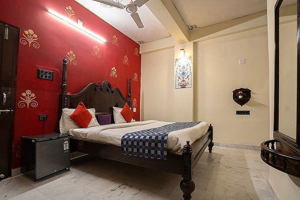 The Lake View Hotel- On Lake Pichola Superior Jharokha Room 9