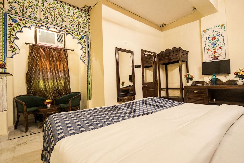 The Lake View Hotel- On Lake Pichola Superior Jharokha Room 8