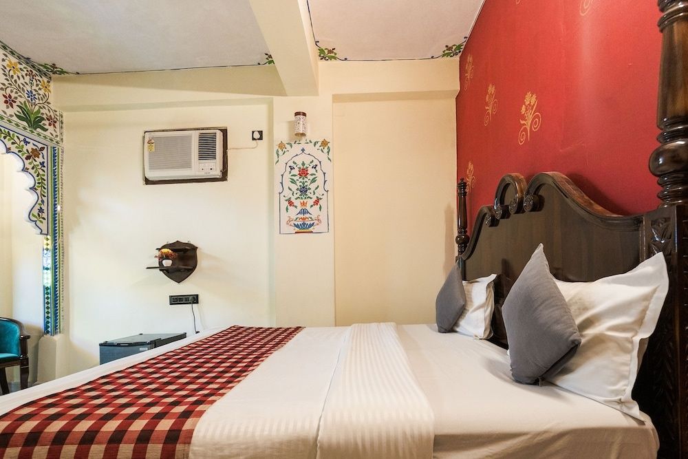 The Lake View Hotel- On Lake Pichola Superior Jharokha Room 2