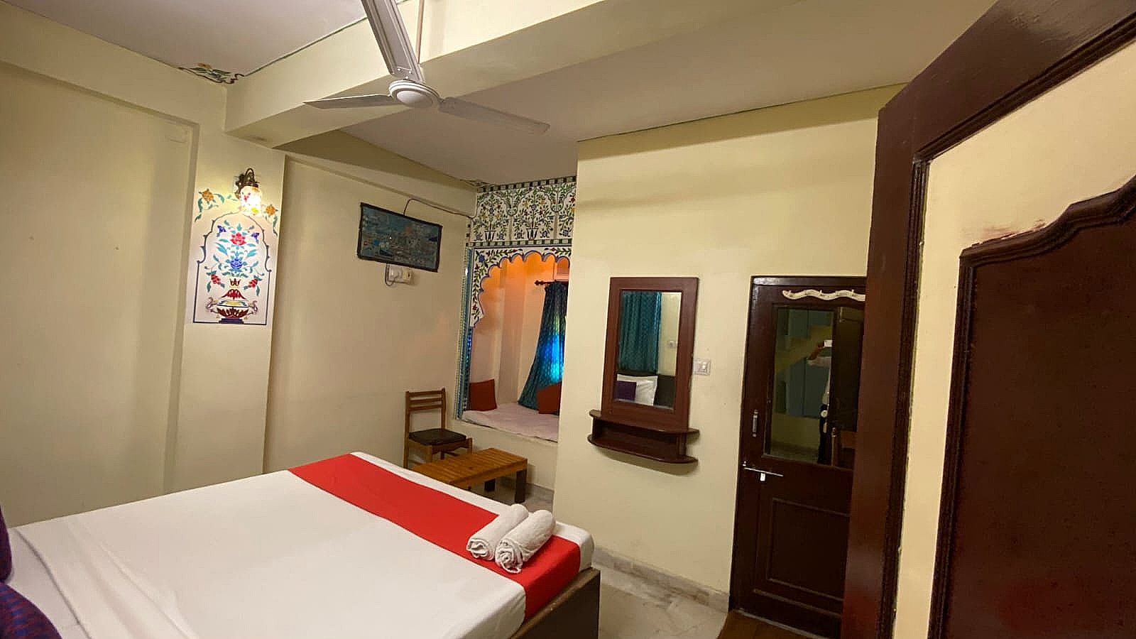 The Lake View Hotel- On Lake Pichola Superior Jharokha Room 12