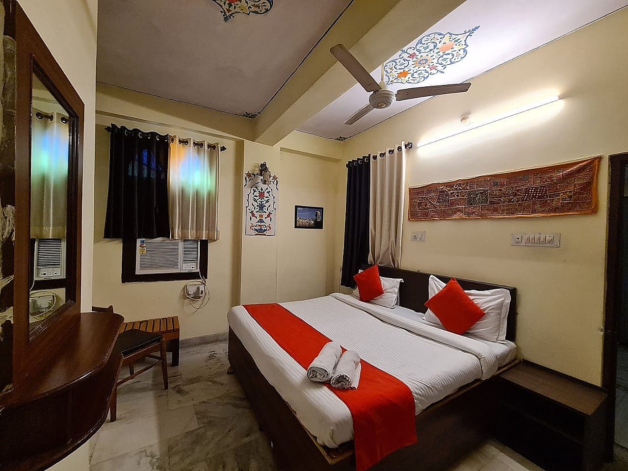 The Lake View Hotel- On Lake Pichola Superior Jharokha Room