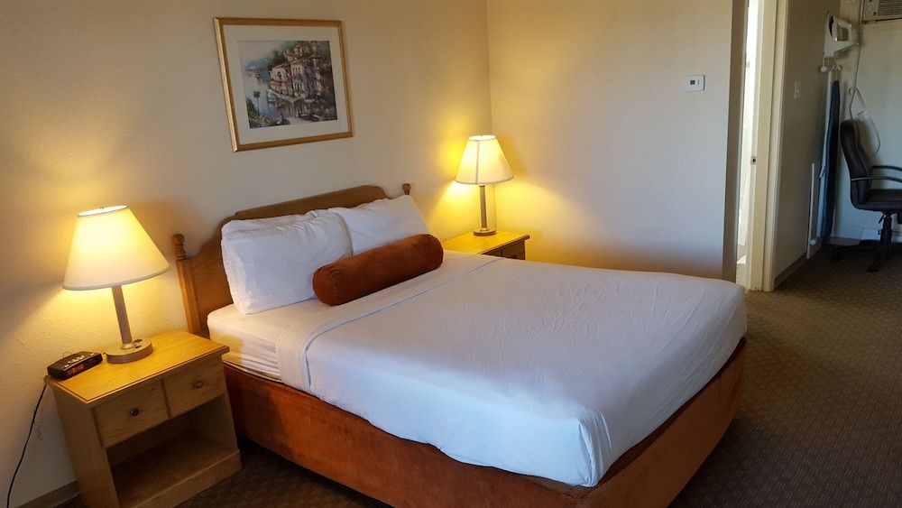 Knights Inn Lethbridge Premium Room, 1 Queen Bed 2