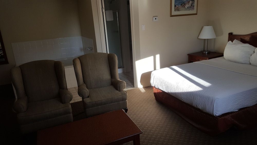 Knights Inn Lethbridge Room, 2 Queen Beds 5