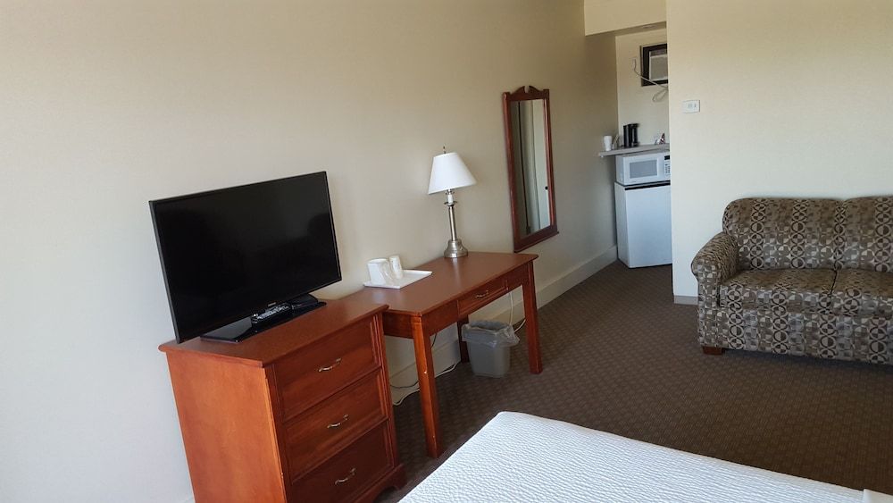 Knights Inn Lethbridge Premium Room, 1 Queen Bed 9