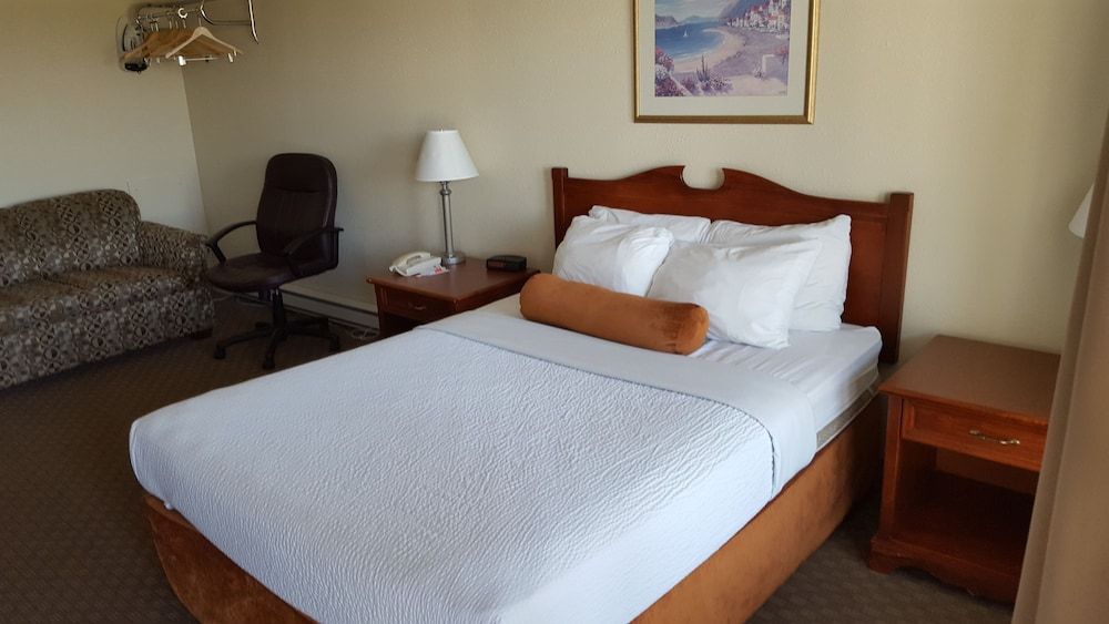 Knights Inn Lethbridge Premium Room, 1 Queen Bed 3