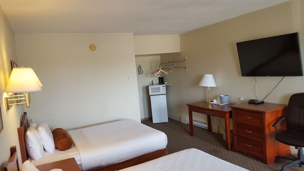 Knights Inn Lethbridge Room, 2 Queen Beds 3