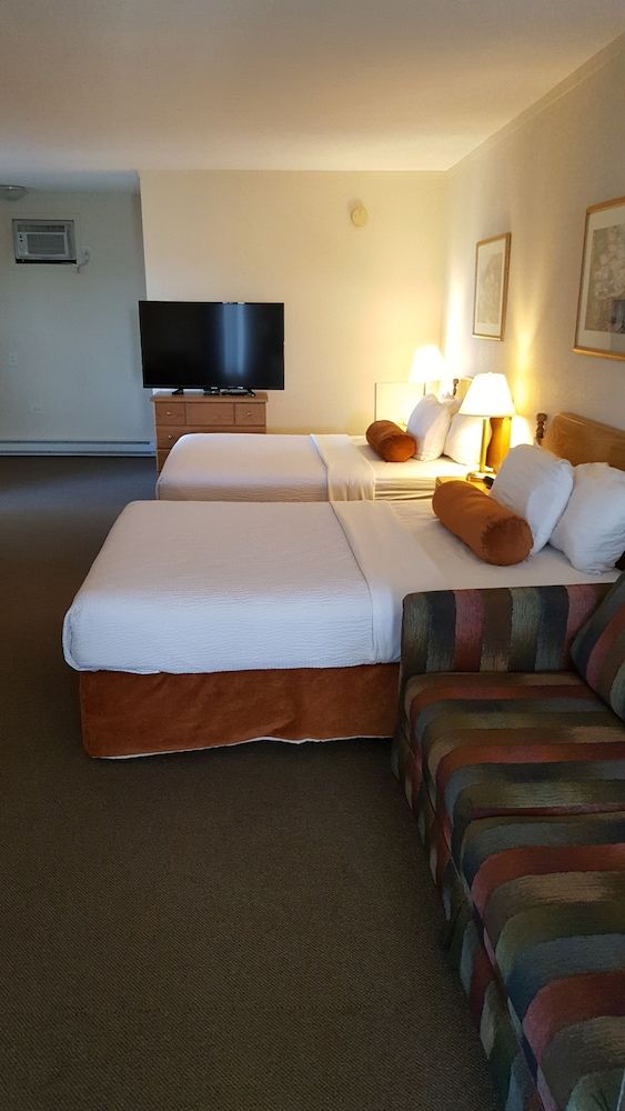 Knights Inn Lethbridge Room, 2 Queen Beds 6